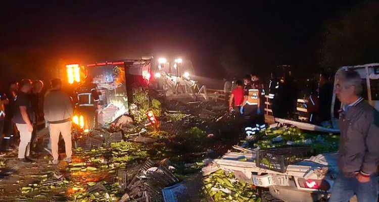 Mevsimlik tarım işçilerini taşıyan kamyonet ile kamyon çarpıştı: 1 ölü, 5 yaralı