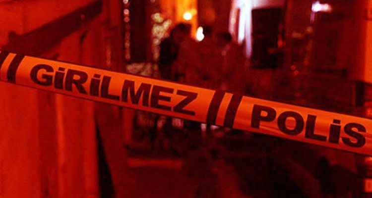 Kötü koku ihbarına giden ekipler, girdikleri evde ceset buldu