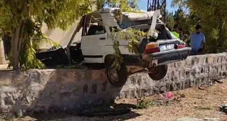 Şanlıurfa'da kontrolden çıkan araç duvara çıktı! Yaralılar arasında çocuklarda var