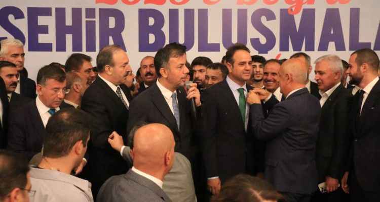Urfa'da 35 isim saf değiştirdi! Rozetlerini Bakan taktı...