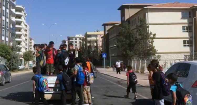 Urfa’da öğrencilerin kamyonet kasasında tehlikeli yolculuğu