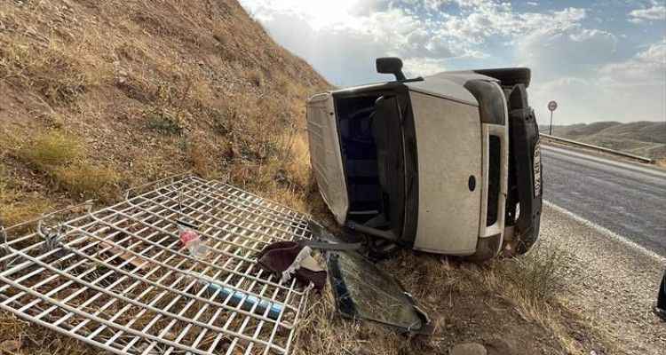 Minibüsün devrilmesi sonucu 3 kişi yaralandı