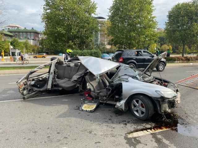 Refüjdeki ağaca çarpan otomobil ikiye bölündü