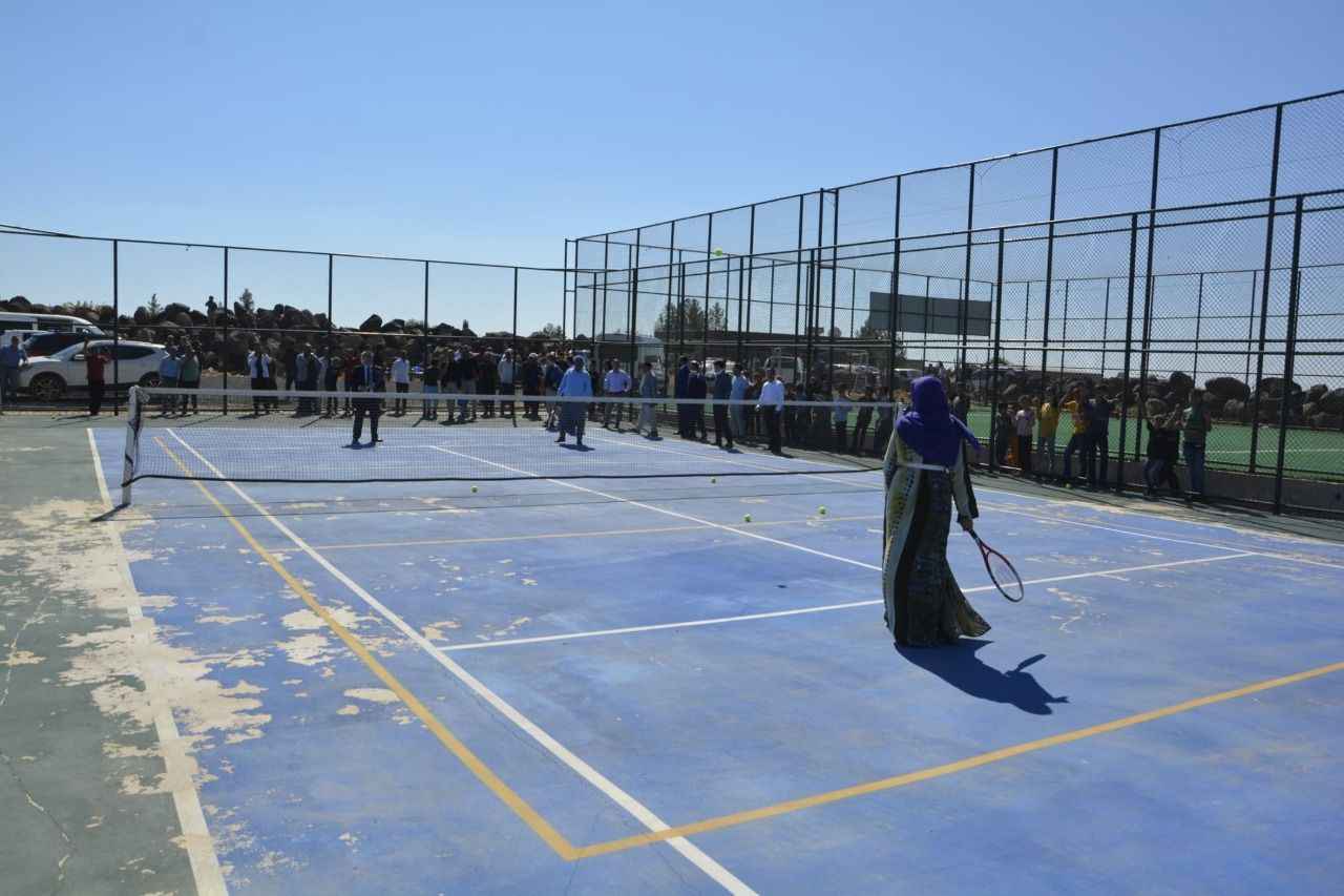 Eğlenceli anlar... Bakan Yardımcısı Urfa'nın köyünde tenis oynadı