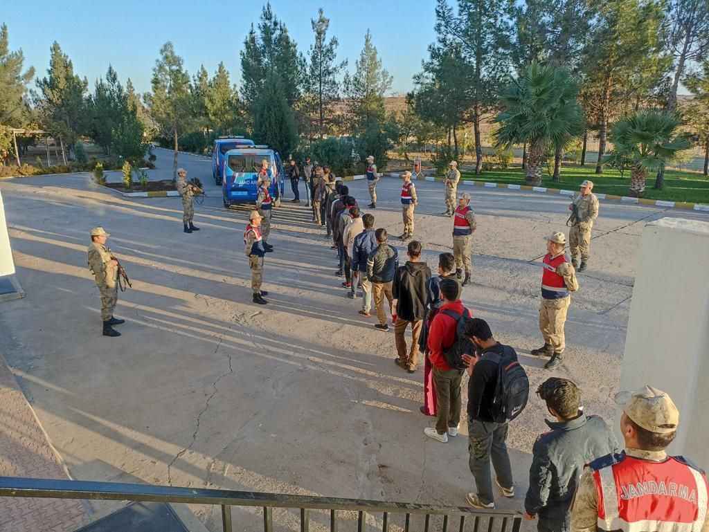 Suruç’ta 24 düzensiz göçmen yakalandı