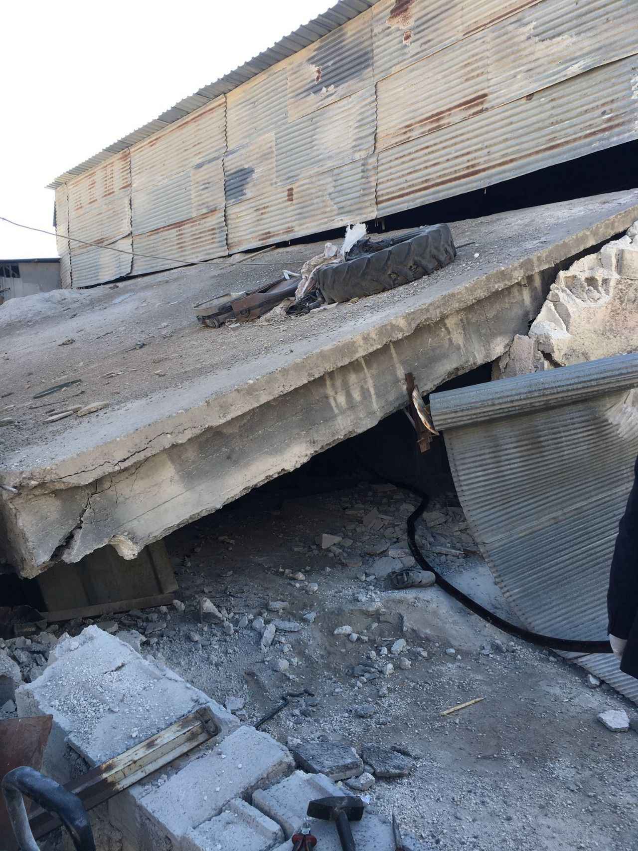 Şanlıurfa'da 3 katlı iş yeri çöktü
