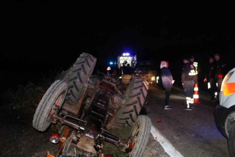 Yolda yürürken kaza yapan traktörün altında kalıp öldü