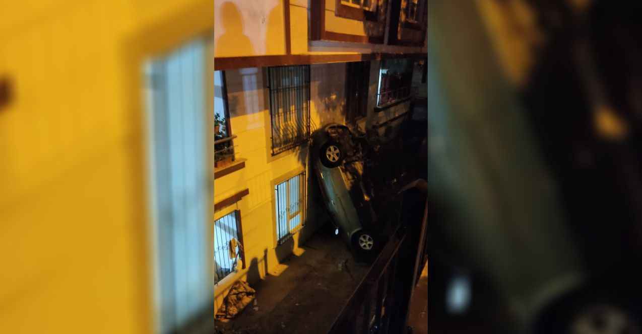 Urfa'da virajı alamayan araç apartmanın içine düştü!