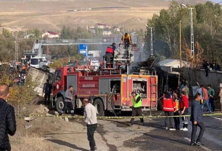 Kazaya karışan yolcu otobüsü, tanker ve TIR alev aldı: 7 ölü, 11 yaralı