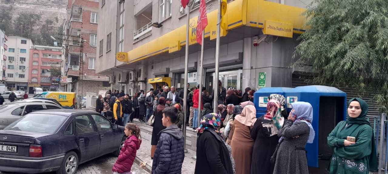 Birecik PTT Şubesinde kuyruk çilesi bitmiyor