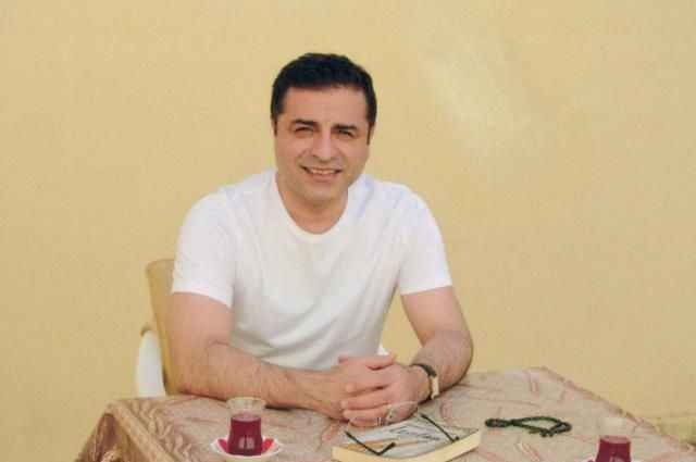 Selahattin Demirtaş, gelen haber üzerine gece yarısı apar topar Diyarbakır'a götürüldü