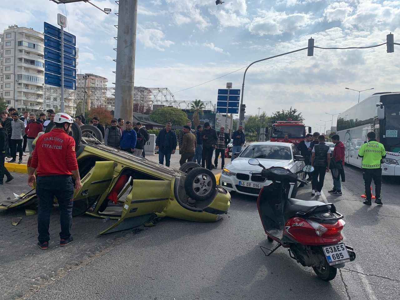 Urfa’da bulvarda araç takla attı! 2 yaralı