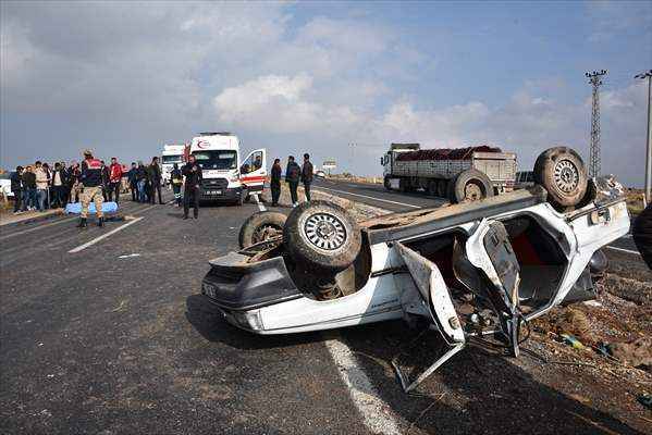 Şanlıurfa'da devrilen otomobildeki 1 kişi öldü, 4 kişi yaralandı
