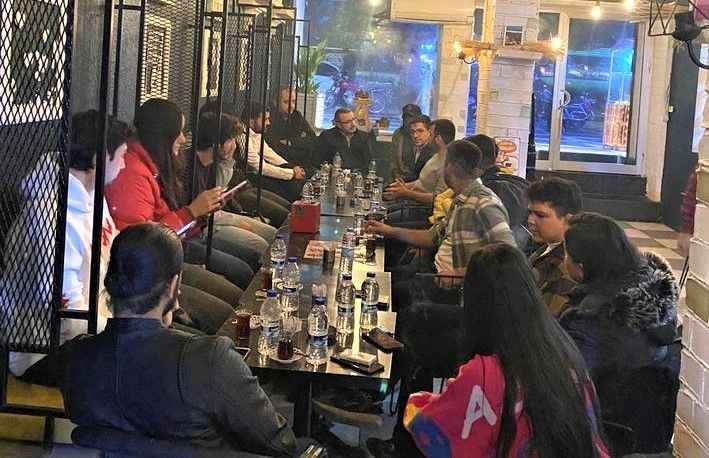 Urfa'da bu masada İngilizce konuşma şartı var