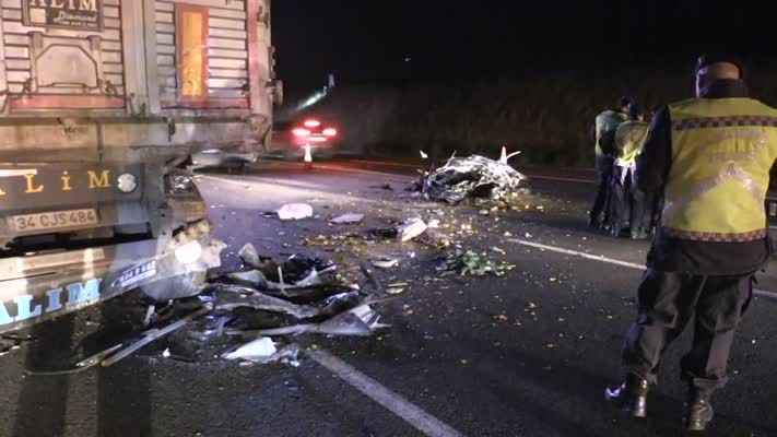 Tıra çarpan otomobildeki 3 kişi öldü