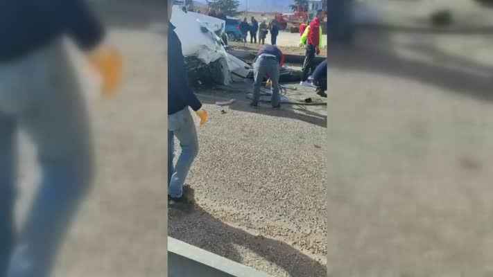 Otomobilin yol süpürme aracına çarptığı kazada 2 kişi öldü