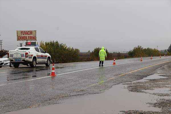 Şarampole devrilen yolcu otobüsündeki 33 kişi yaralandı
