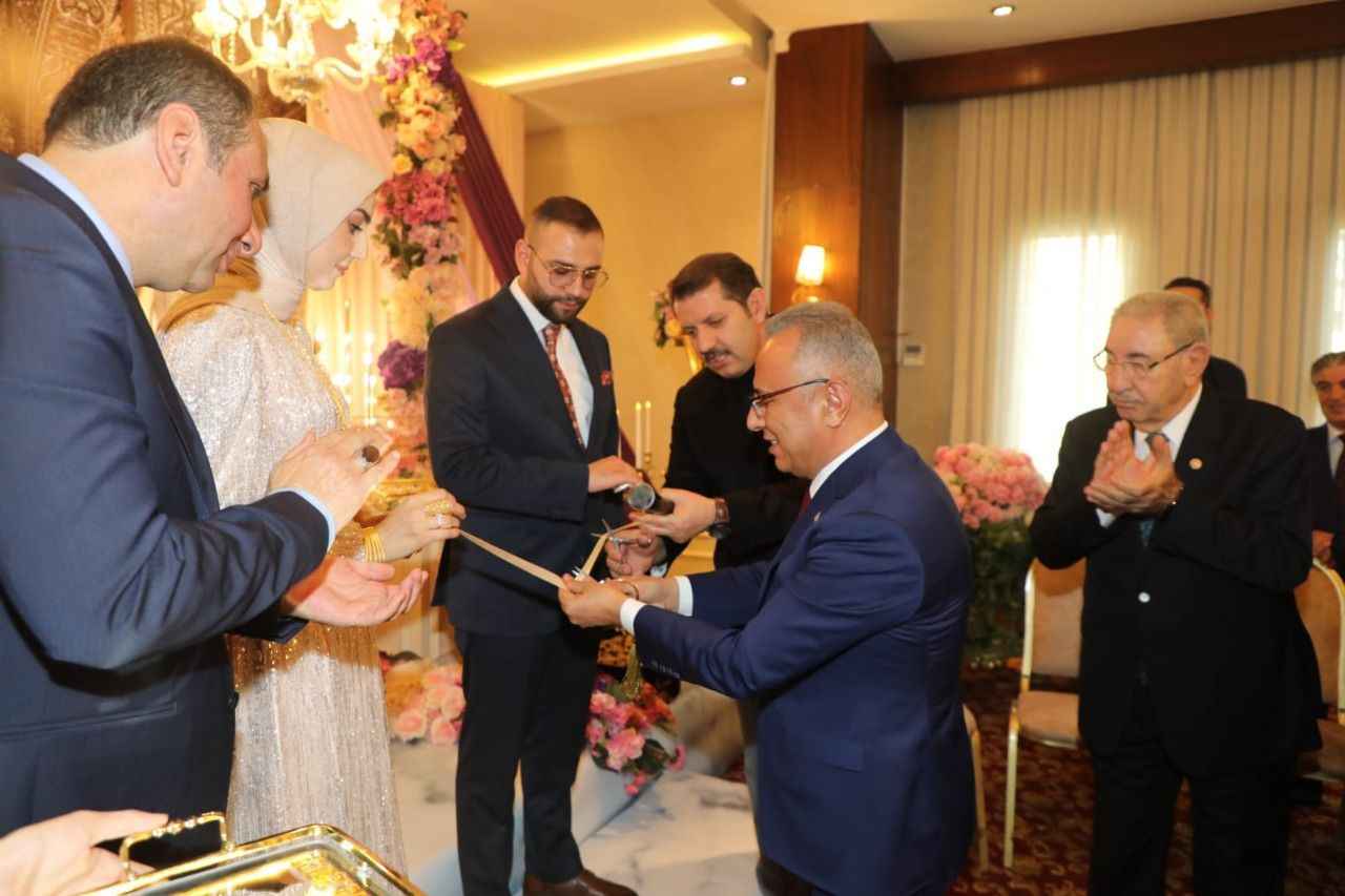 Urfa’da çiftin nişan yüzüklerini Vali Ayhan ile Yargıtay Üyesi Kaya taktı