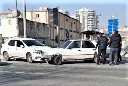 Urfa’da kavşakta araçlar çarpıştı