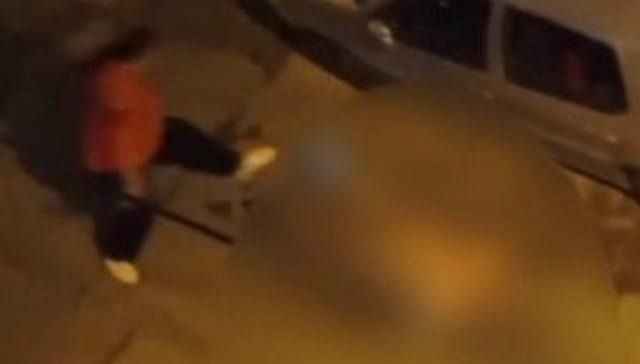 Adamı yerde sürükleyip çırılçıplak soydu, "Oğluma tecavüz etti" diyerek sokak ortasında dövdü! "Müdahale edeni keserim"