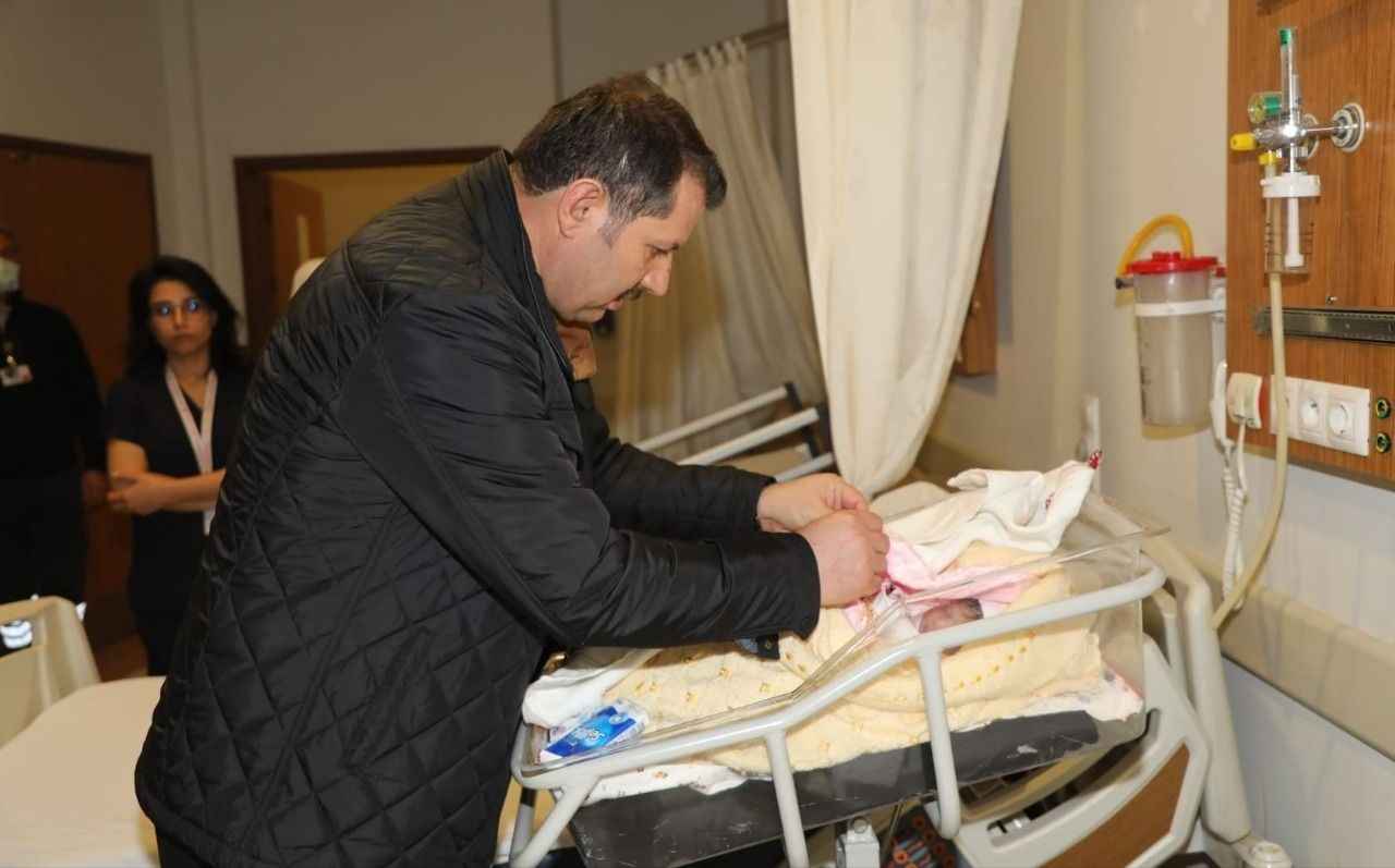 Yeni yılın ilk bebeklerini Vali Ayhan ziyaret etti