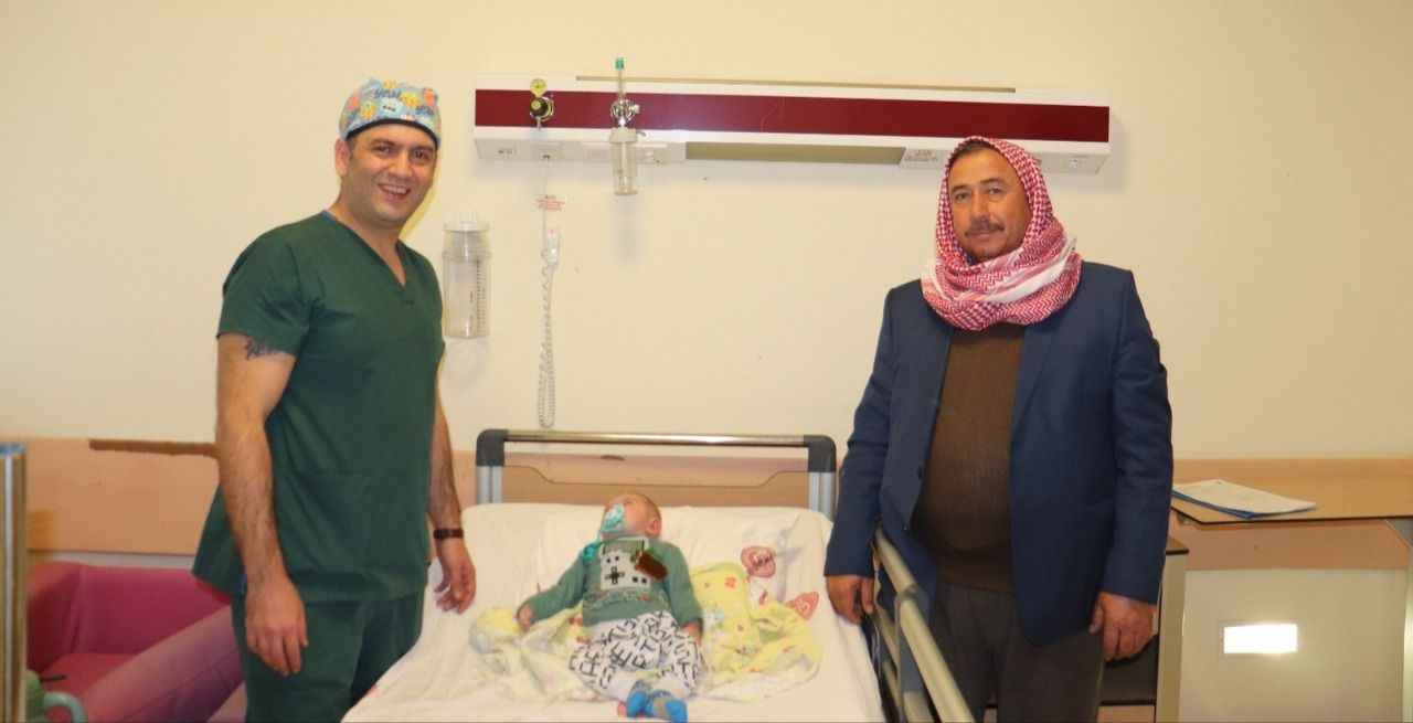 Şanlıurfa'da Başarılı Operasyon! 3 aylık bebeğin karnı açılmadan felçli bağırsak çıkarıldı