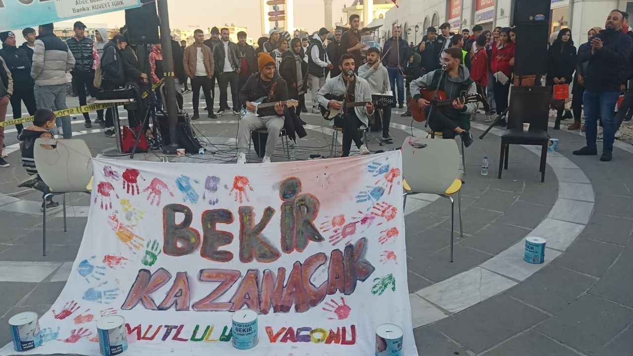 Şanlıurfa'da SMA hastası Bekir bebek şarkı söyleyip bağış topladılar