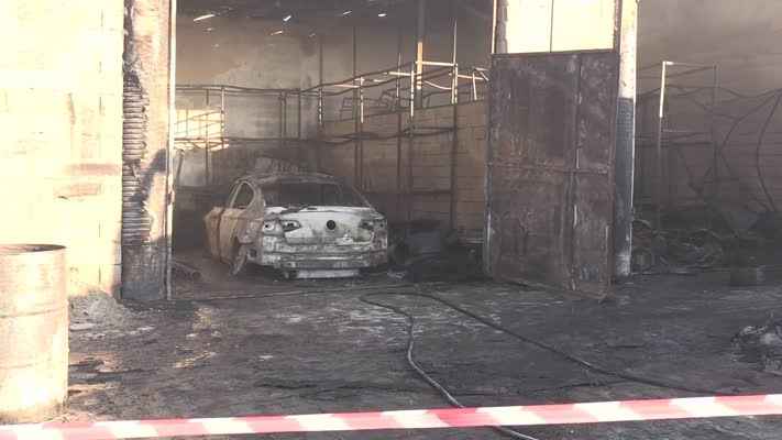 Garajda çıkan yangında belediye başkanının makam aracı kullanılamaz hale geldi