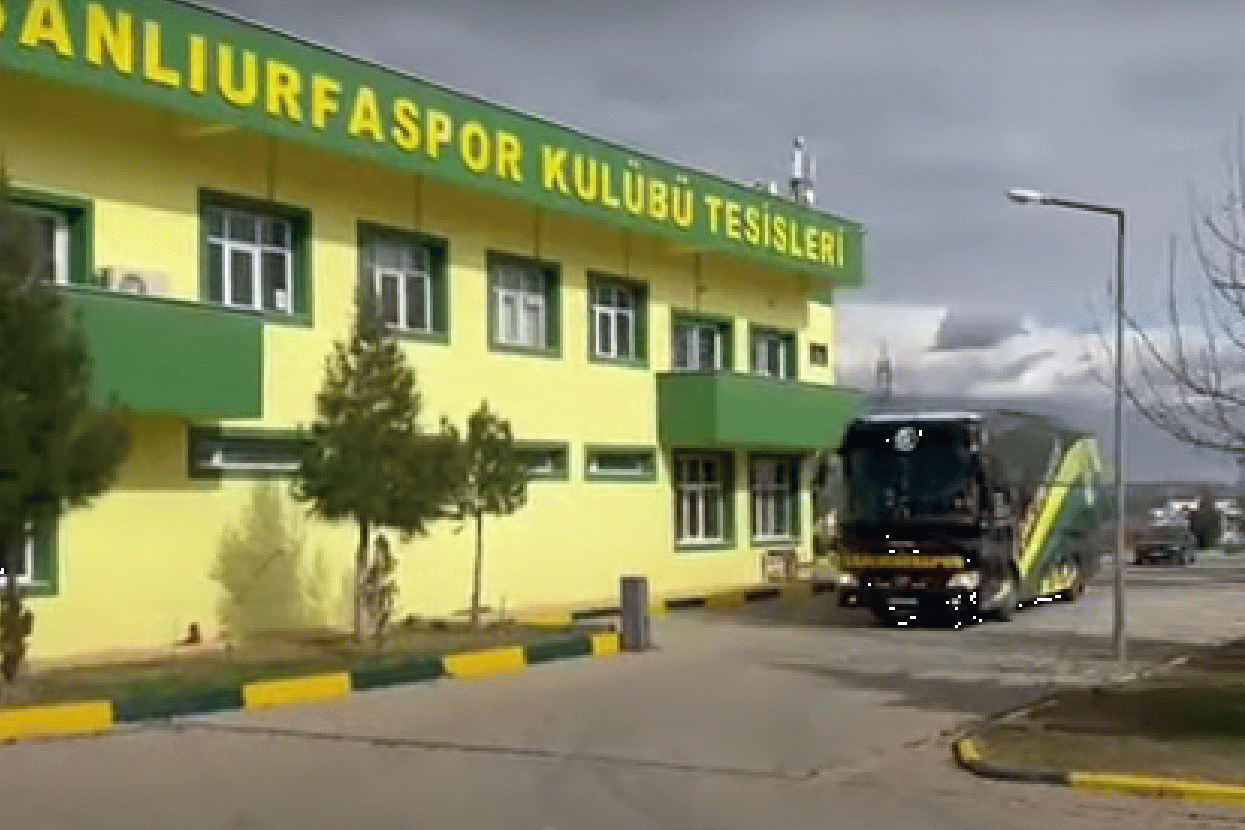 Şanlıurfaspor’un yardım dolu takım otobüsü depremzedeler için yola çıktı