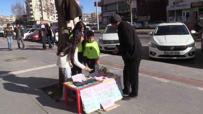 Çocuklar depremzedeler için toka sattı, oyuncaklarını ve kıyafetlerini bağışladı