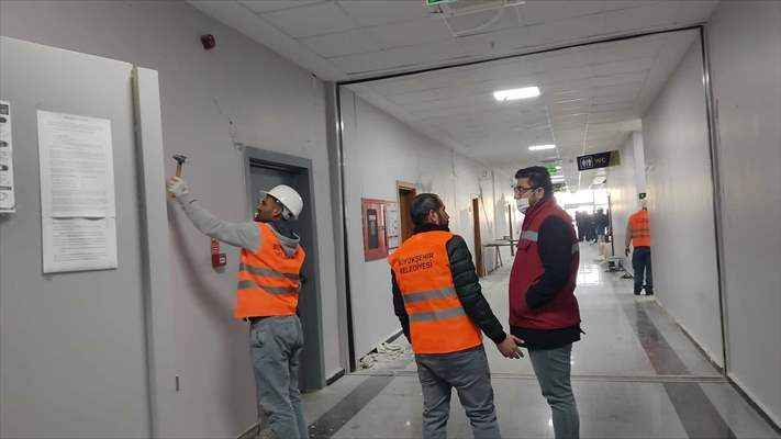 Adıyaman'daki kamu binalarının onarım çalışmalarına Şanlıurfa'dan gelen ekipler destek veriyor