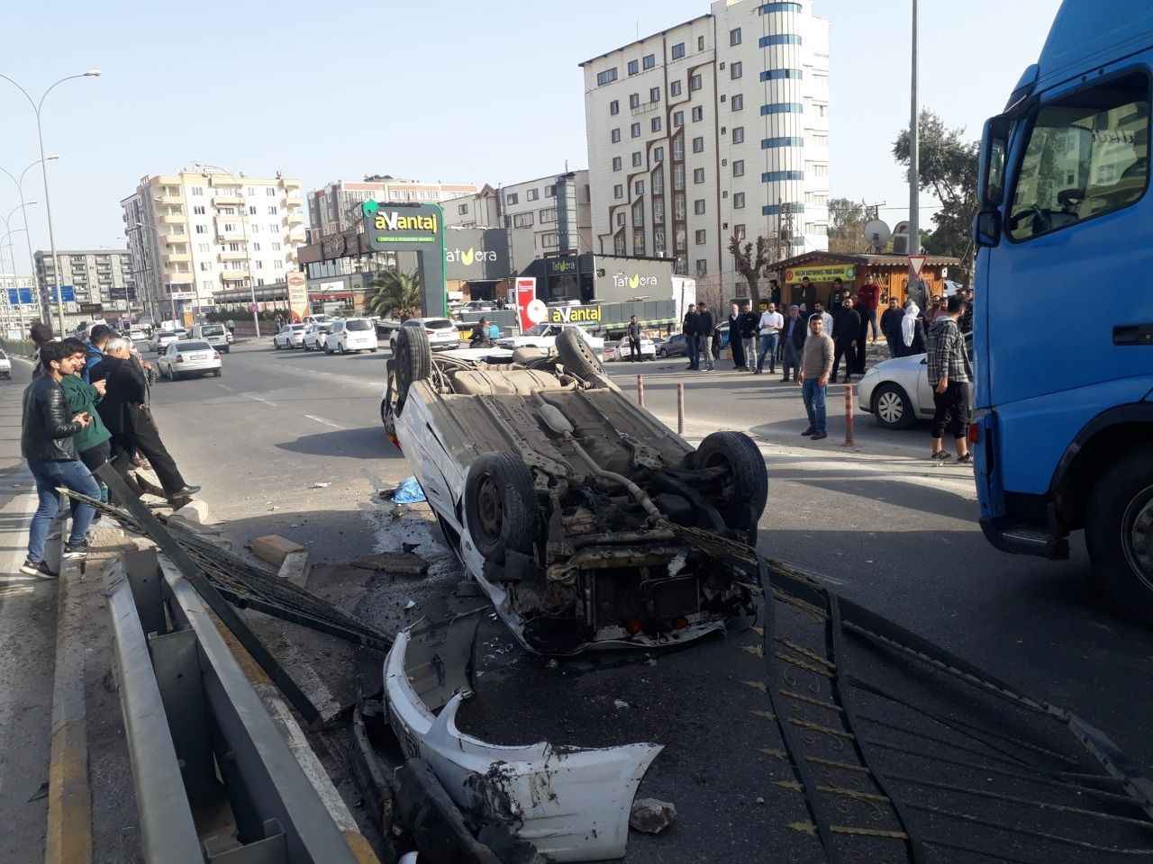 Beton mikserine çarpan otomobil takla atarak durabildi
