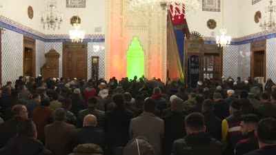 Diyanet İşleri Başkanı Erbaş sabah namazında depremzedelerle buluştu