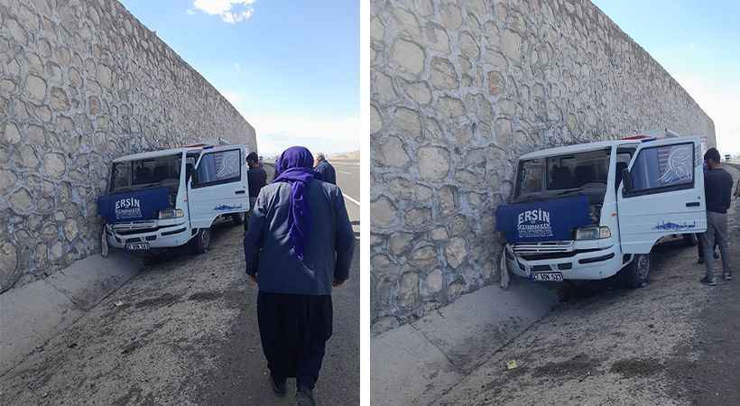 Urfa’da lastiği patlayan kamyonet duvara çarparak durabildi!