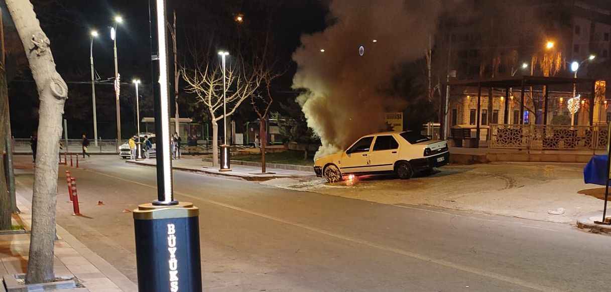 Şanlıurfa'da araç alev aldı! Yangın tüpleri boş çıktı...