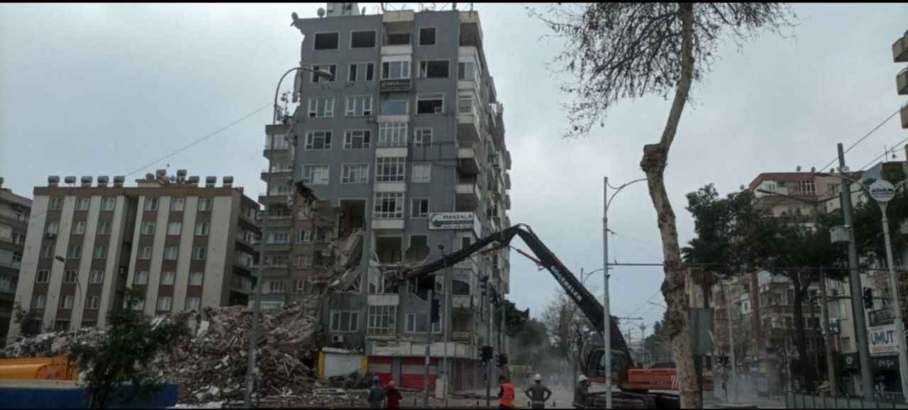 Urfa’da hasar gören binalar kontrollü şekilde yıkılıyor