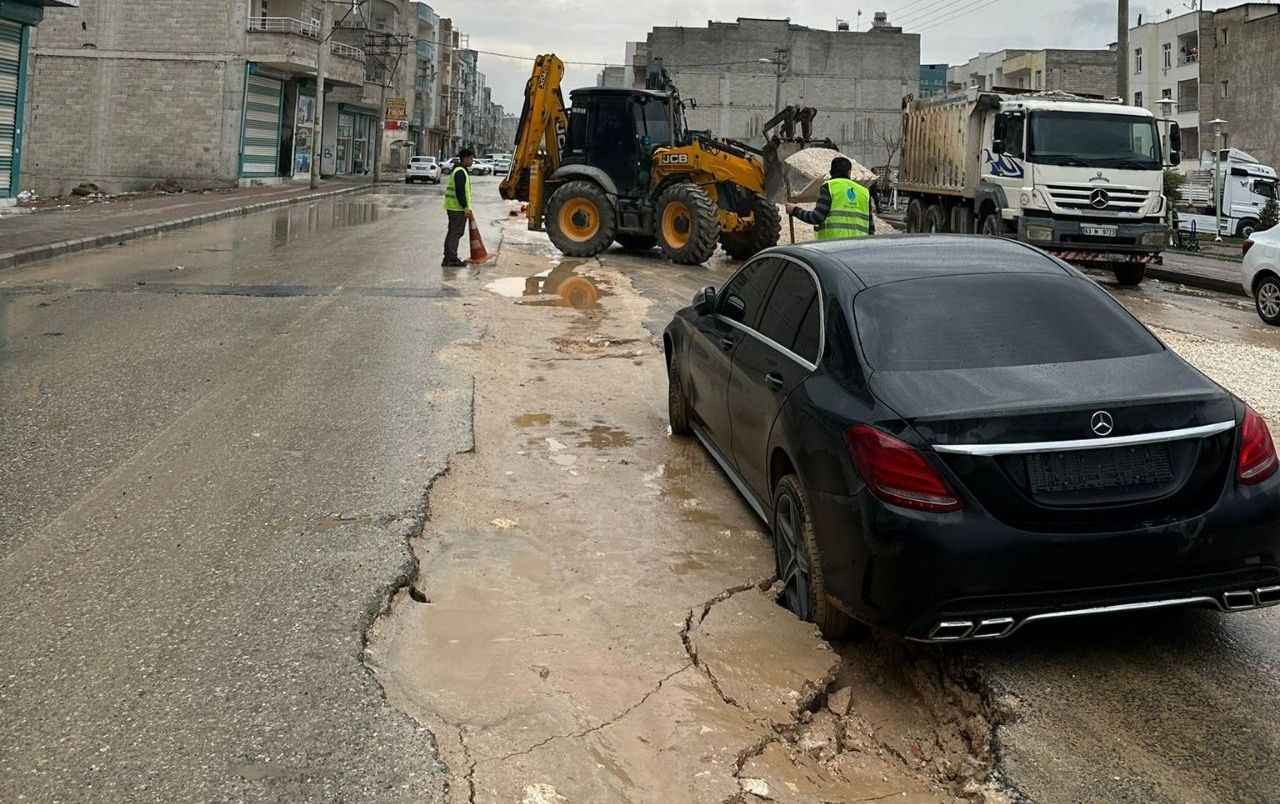 Yağmur yağınca ilçe yolunda araçlar çamura saplandı