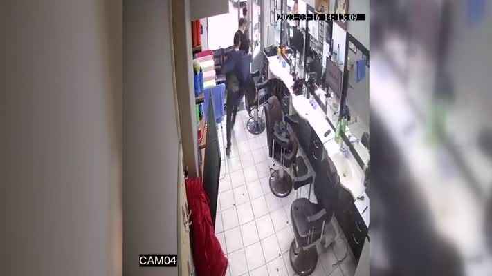 Bolu'da 4,8 büyüklüğündeki deprem anı güvenlik kameralarına yansıdı (VİDEO)