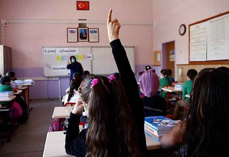 Herkes merak ediyordu: Bakan Özer'den ara tatil açıklaması! Öğretmenler de...