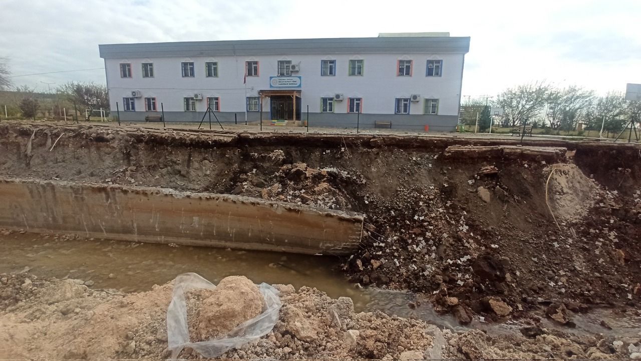 Şanlıurfa'da Üstü açılınca dere yatağının yapımındaki ihmaller ortaya çıktı