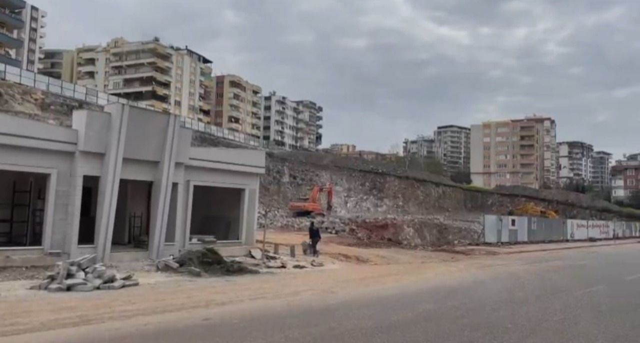 Sınav saatinde iş makinası çalıştı Öğrenciler rahatsız oldu