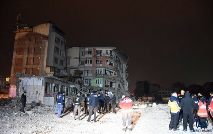 Depremde ağır hasar alan 5 katlı bina kendiliğinden yıkıldı