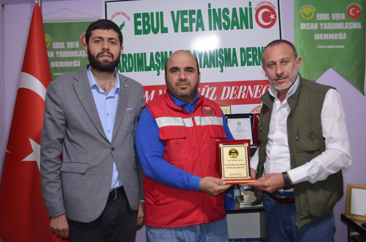 Ebul Vefa Derneğinden Gazeteci Çapana Anlamlı Plaket