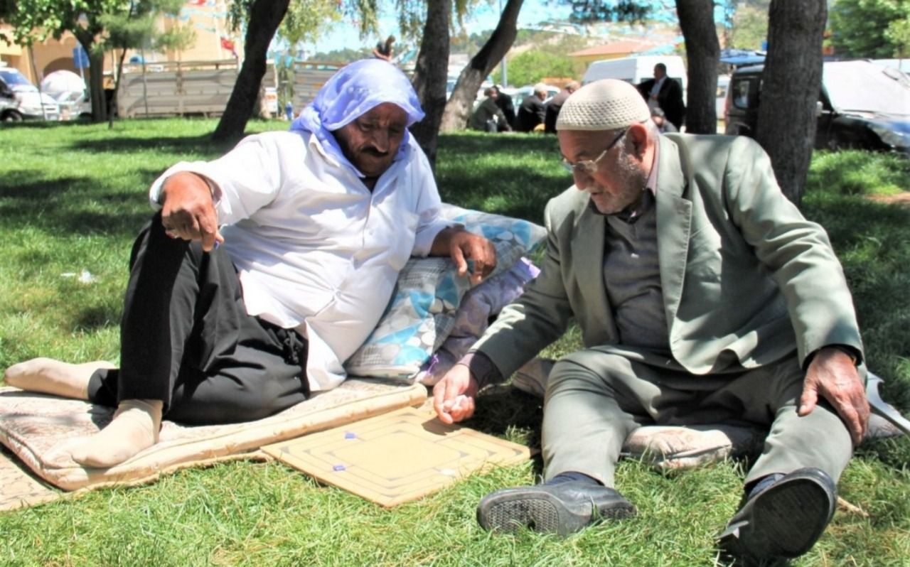 4 bin yıllık zeka oyununu Urfa’da ihtiyarlar yaşatıyor