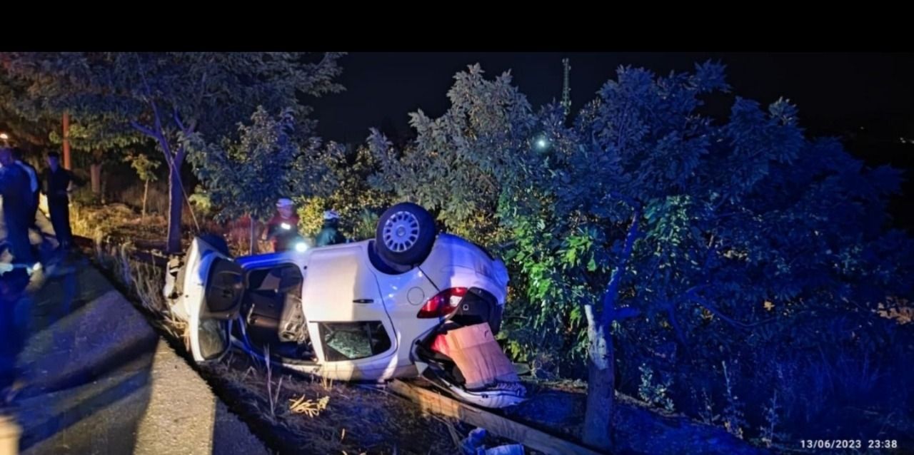 Şanlıurfa'da feci kaza! Ters dönen otomobilde sıkışan 2 kişi yaralandı