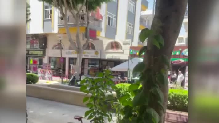 Silahlı kavgada yoldan geçen kişi vurularak öldü
