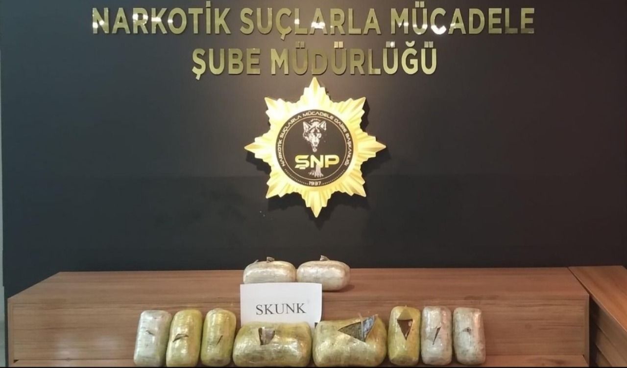 7 kilo 700 gram! Urfa'da durdurulan araçtan uyuşturucu çıktı