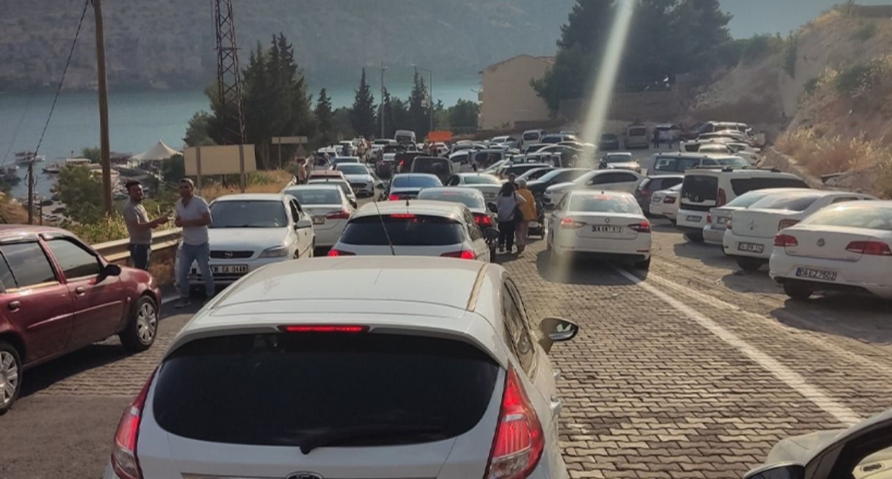 Halfeti'ye akın eden turistlere trafik şoku!
