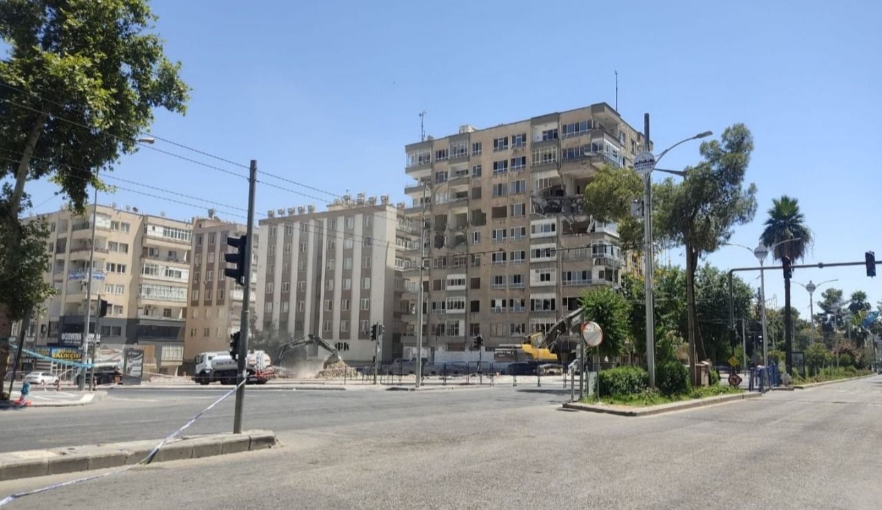 Şanlıurfa'da enkaz olmak üzere olan bina yıkılıyor