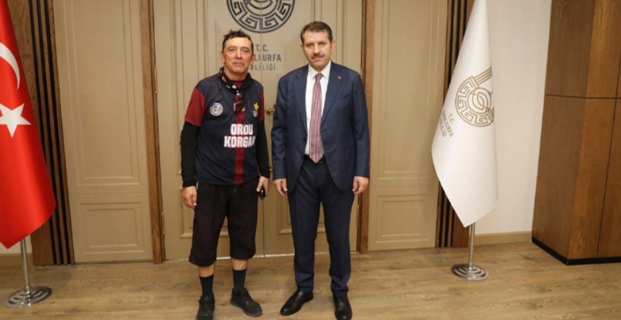 Valinin konuğu oldu! Bisikletle Türkiye turuna çıkan vatandaş Urfa’ya vardı